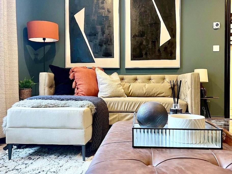 Fabulous Large Apartment In Great Location Бат Екстериор снимка