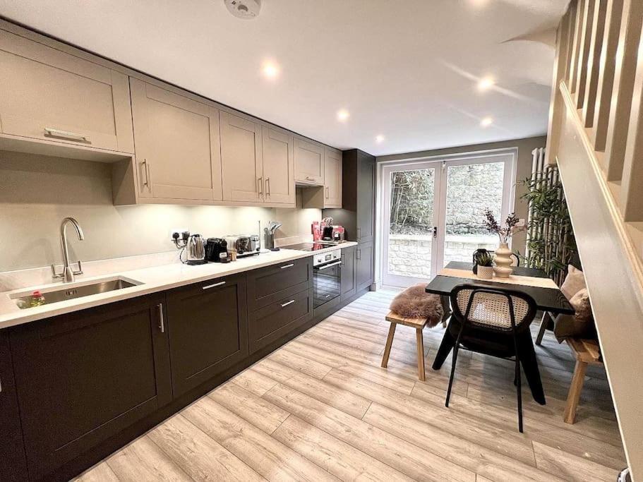 Fabulous Large Apartment In Great Location Бат Екстериор снимка