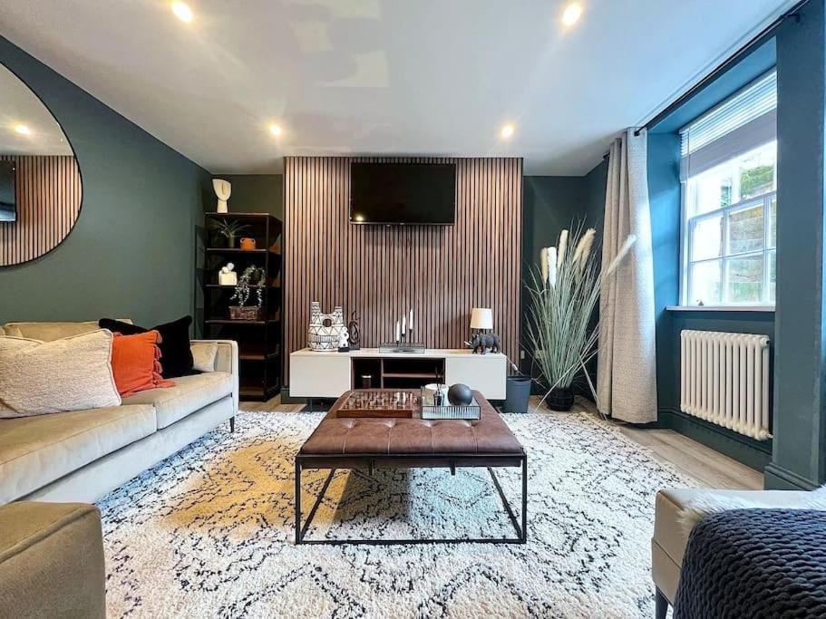 Fabulous Large Apartment In Great Location Бат Екстериор снимка