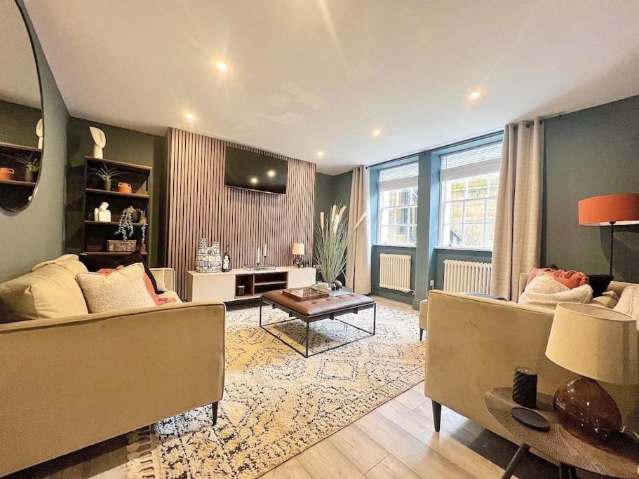 Fabulous Large Apartment In Great Location Бат Екстериор снимка