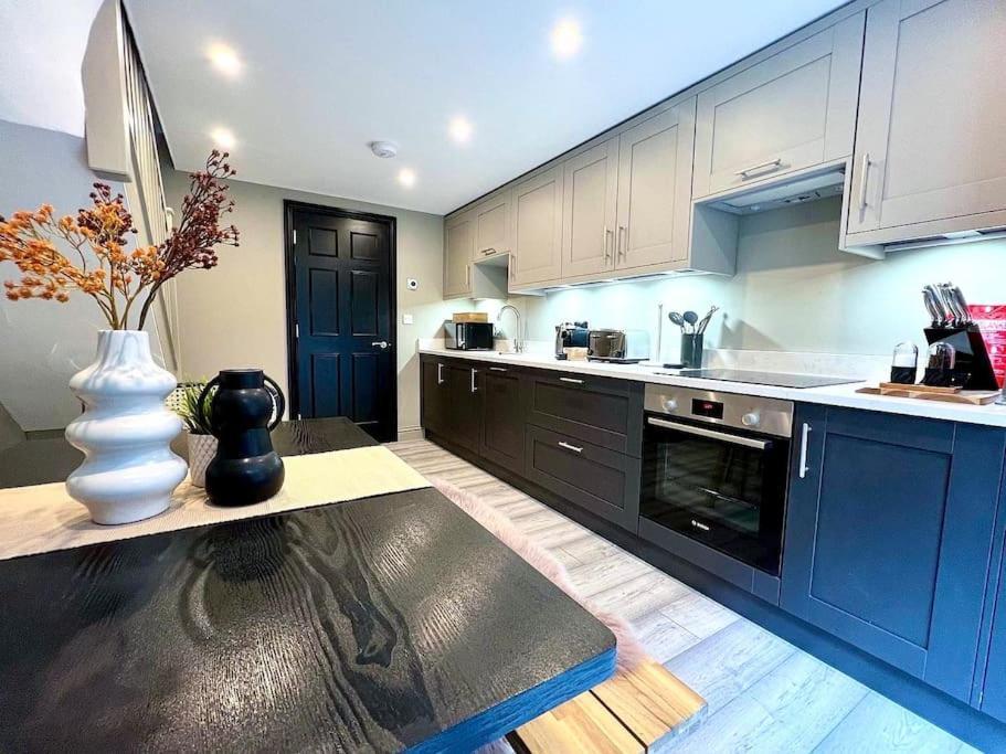 Fabulous Large Apartment In Great Location Бат Екстериор снимка